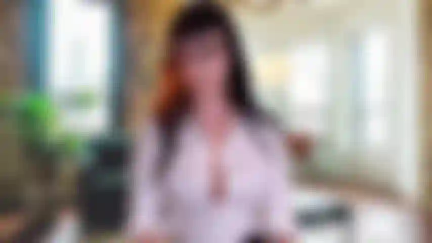 El jefe te chantajea para que le chupes la polla.