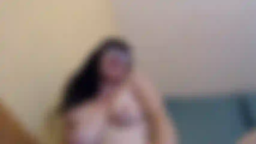 Punto de vista: tu polla es pequeña e inútil. Por suerte para ti, tu cara no lo es. Cabalgo tu cara hasta que me corro, mientras provoco tu pequeña polla!