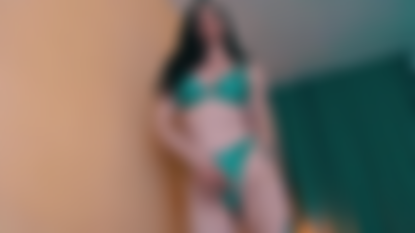 Sissificando pequeñas pollas con bikinis brillantes.