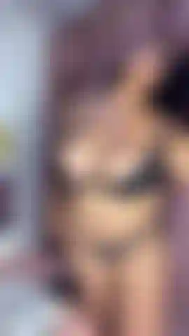 ¡Jugando con mis grandes tetas, ven a mirarme!