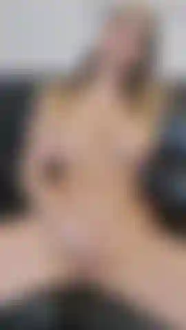 Anal caliente en el sofá.