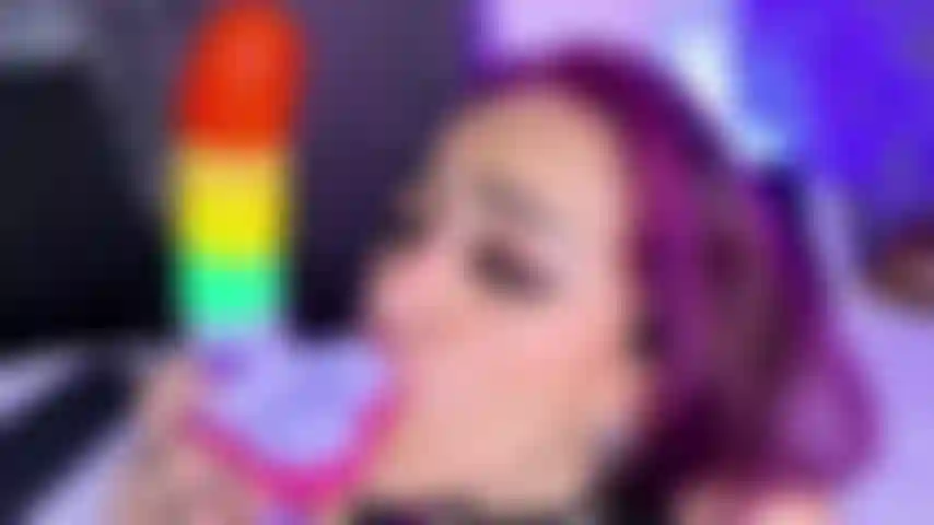 Lamiendo tus huevos y tu polla.