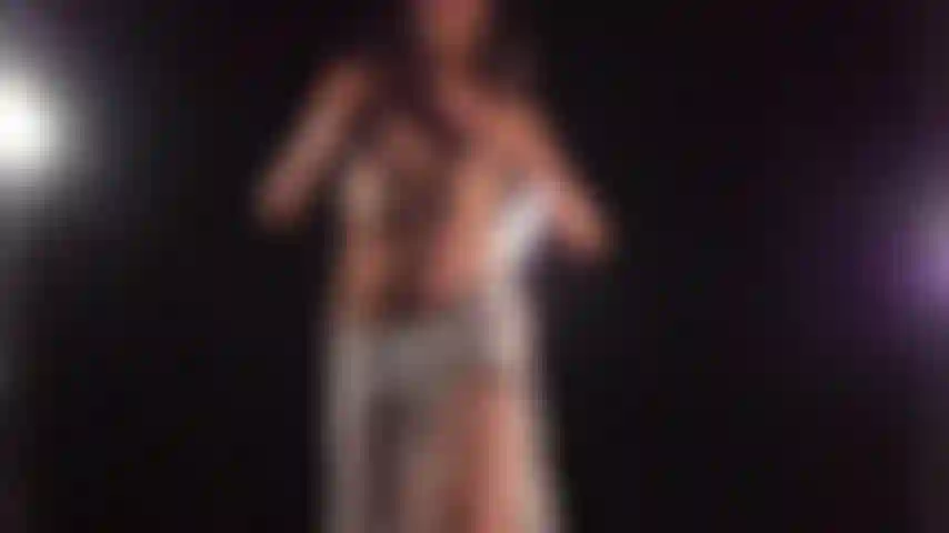 Striptease y gemidos.