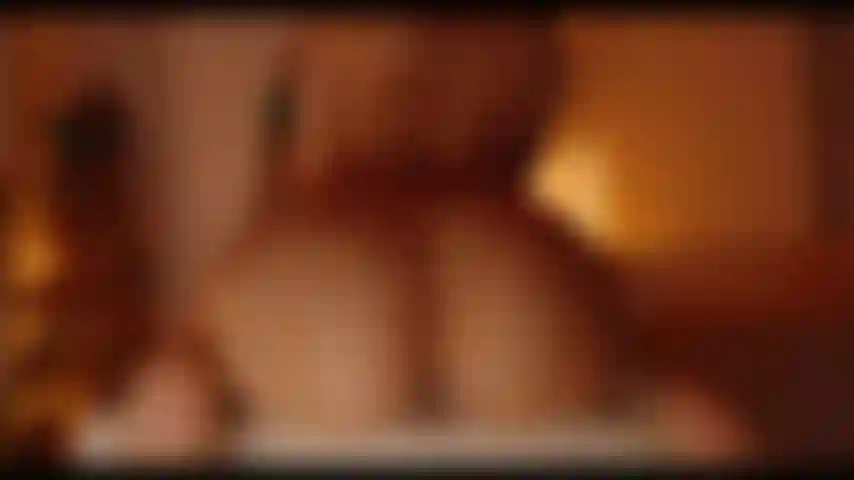 Una pequeña asiática recibe una gran polla negra.