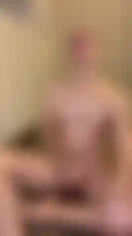 Comiendo semen, cubierto de aceite.