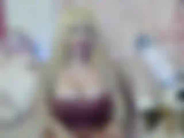 Follada de tetas engrasadas de 32 hh, usando un corsé sexy.