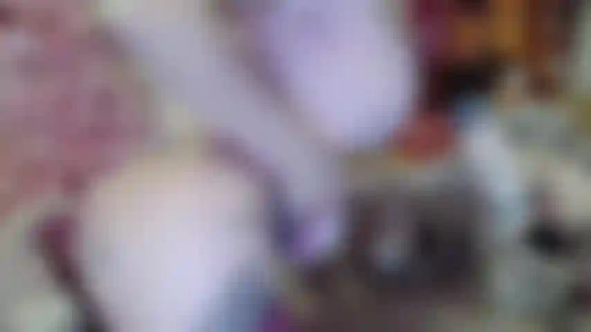 La sexy señorita rosa santa, me quito las tetas engrasadas, chupando un gran consolador marrón, follando con las tetas y masturbándome chupando sus grandes bolas marrones.