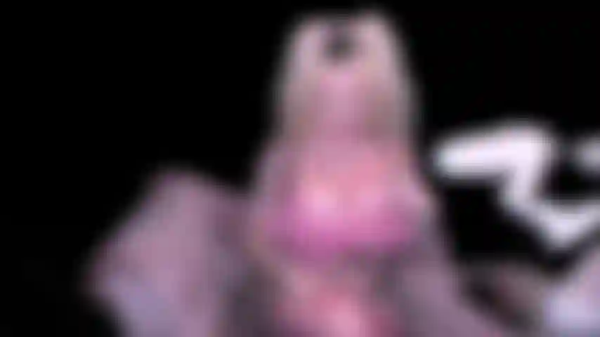 Aceitando las tetas, follando las tetas, haciendo twerking desnuda, follando el coño, usando medias y vestido rosa.