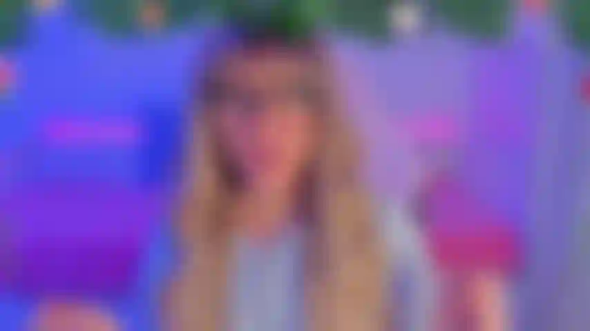 Error de conversación privada: estás viendo tu serie tranquilamente cuando aparece un video aleatorio en tu pantalla, ¡entonces comprendes que tienes acceso a una conversación muy privada! Curiosa, ¡decides mirar y terminas participando!