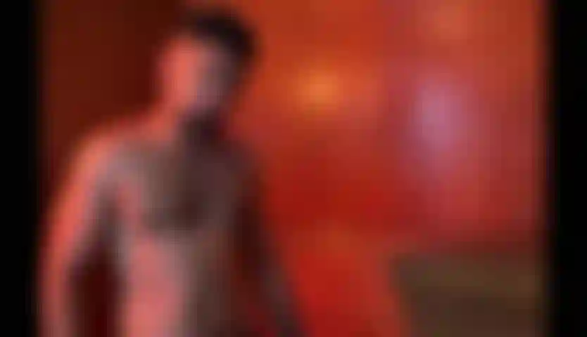 Quiero besos en mi pecho.