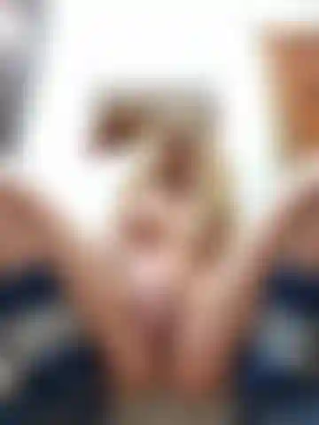 Moon boots and pussy play.What can you ask for more?