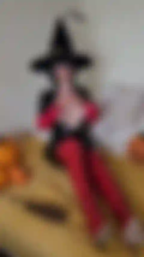 Bruja de halloween con botas de pvc y guantes haciendo anal! Golosinas cum.