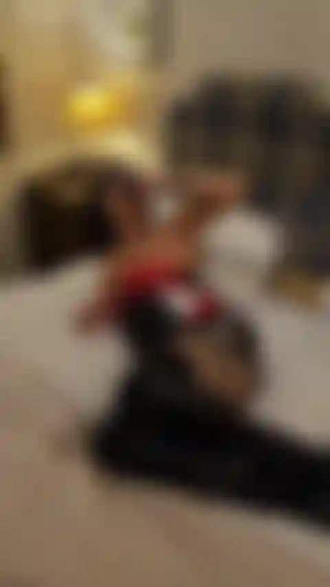 Puta con botas de pvc en la cama del hotel, consolador gordo, chupar, follar, semen.