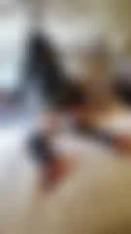 Una puta con botas de nailon y pvc que se mete una gran polla negra en el hotel!