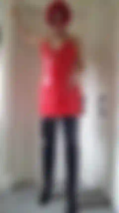 Una zorra de pvc con botas que se burlan de las tetas tocándome los dedos.