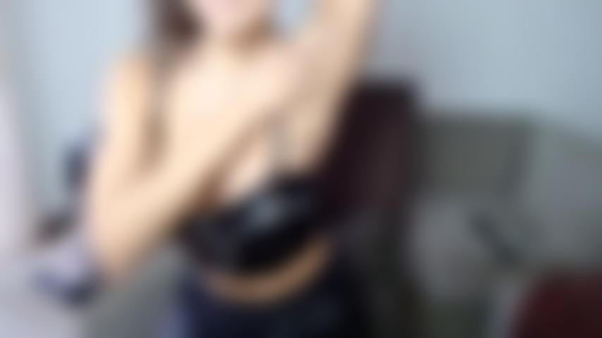 Lame mis axilas con un top de cuero.