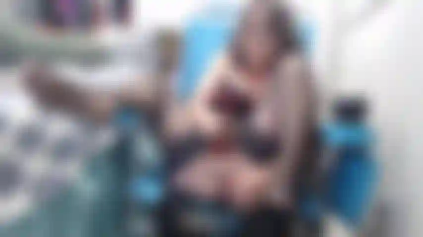 Fumando y chorreando charcos.