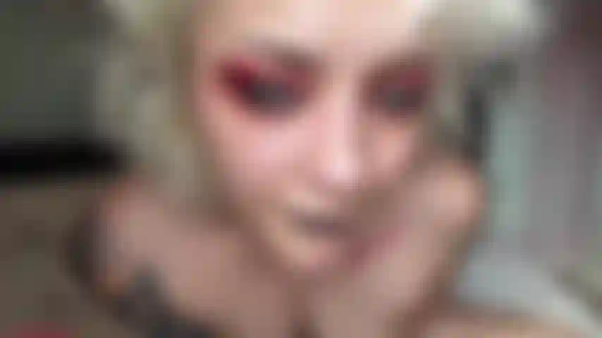 Corrida facial, uñas de los pies pintadas, lamer y chupar dedos de los pies, mamada babosa, juego anal, follándome el coño con un dildo grueso, 13 mins.