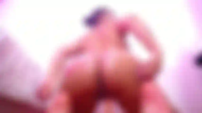 Corro sobre tu polla dura.