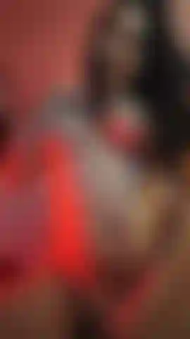Completamente desnuda/o, provocando con una polla grande y dura.