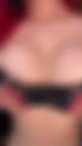 Lencería negra, tetas.