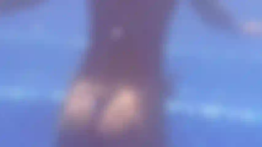 Siénteme tan cerca. Clip de piscina de este verano.