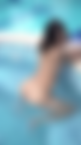 ¡Chapoteando agua en la piscina!