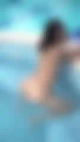 ¡Chapoteando agua en la piscina!