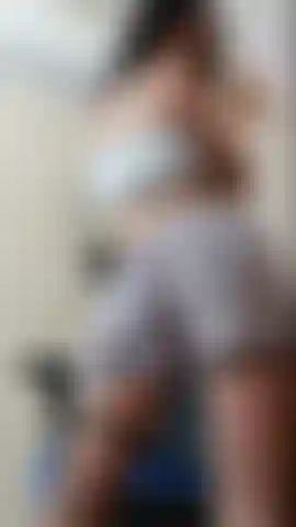 Bailando súper sexy hasta quedar desnuda.