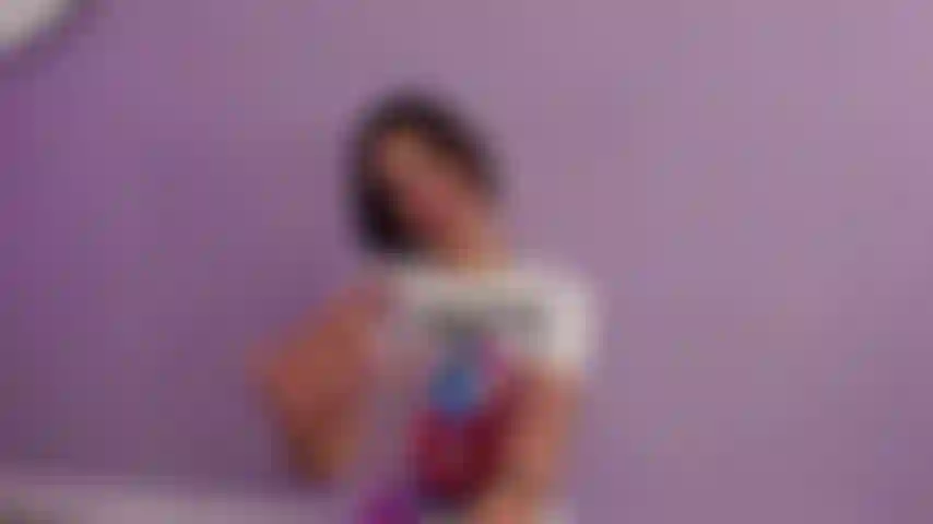 Chupando mi pene con un juguete muy bueno.