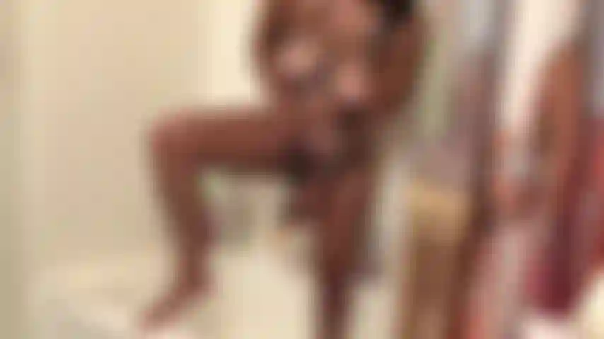 Ven a verme follarme en la ducha y hacerme la garganta profunda con mi juguete!