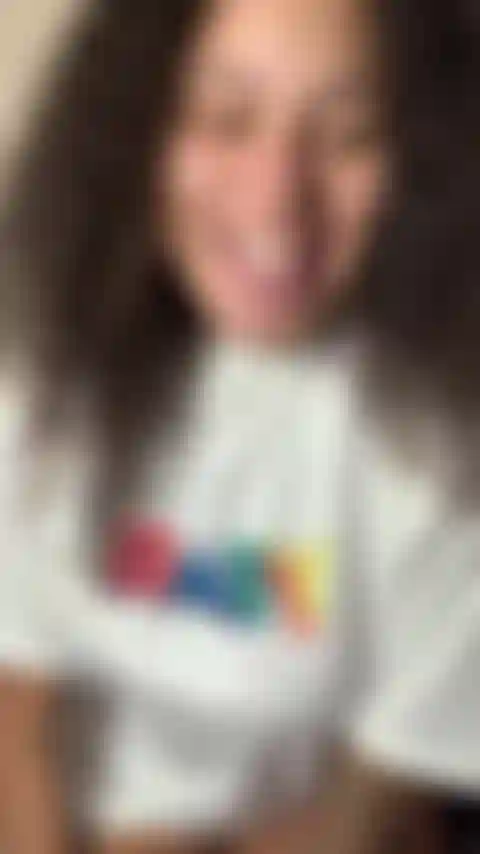 Para mis patéticos muchachos. Ven a inclinarte ante una diosa que ella está esperando.