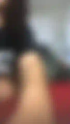 Mírame hacer twerk en mi cama... Sé que desearías que se moviera sobre tu pene.