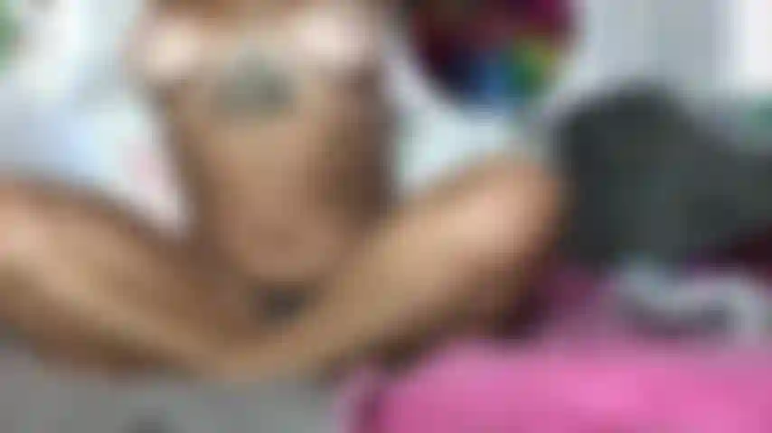 Mírame probar mi primera doble penetración, ¿no se ve bien mi trasero con mi consolador?