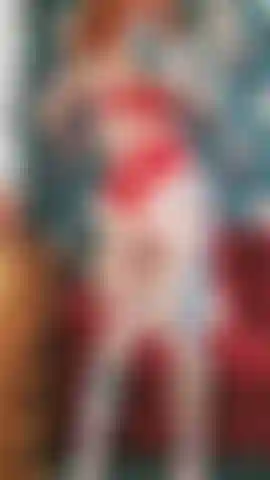 Lencería roja, striptease lento y juego.