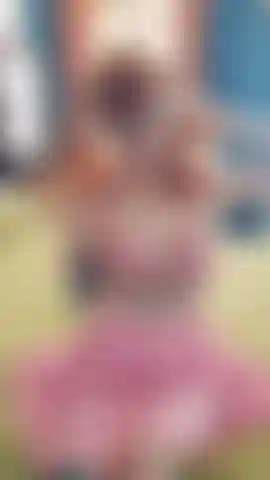 Traje rosa, coletas, vibrador, tapón anal, succionador de clítoris.