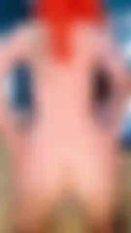 Video de paseo en vaquera inversa 2022, chica alternativa pálida tatuada con cabello naranja vibrante, vaquera inversa montando un vistazo al culo.