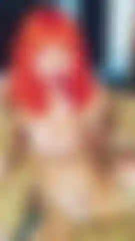 Video de juego de clítoris bullet 2022, chica alternativa tatuada pálida con cabello naranja vibrante, ropa interior de fresa masturbándose con un juguete de bala morado.