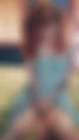 Vestido azul coletas 2022 video pelirroja pálida tatuada alt girl con coletas vestido azul masturbándose con vibrador y estimulador de clítoris.