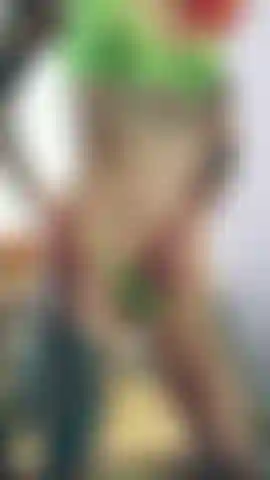 Montando dildo en silla con succionador de clítoris doble orgasmo.