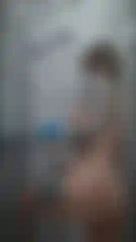 Chorro de jabón y espuma en los dedos en la ducha.