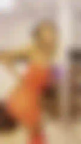 Rubie se frota aceite por todo su pequeño cuerpo!