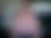 Mírame escupir, lamer y chupar mis enormes tetas.