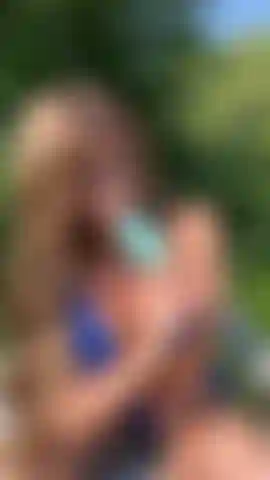 Nuevo dildo de palito de paleta afuera con mi sexy bikini azul con mi nuevo dildo de palito de paleta jeje me quité la parte de arriba y le di una larga y húmeda mamada babosa, escupí por todo el juguete y mis tetas, luego lo deslicé profundo en mi coño y me follé a mí misma hasta que me corrí fuerte. Este es sucio al aire libre y muy mojado 💦.