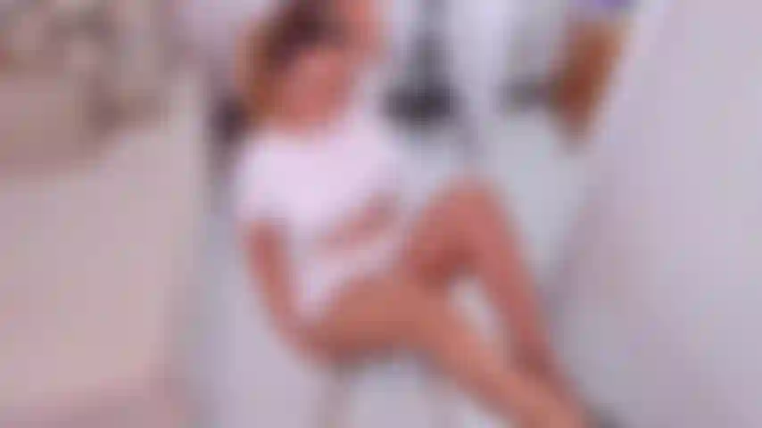 Toqueteando mi sexy vestido blanco.