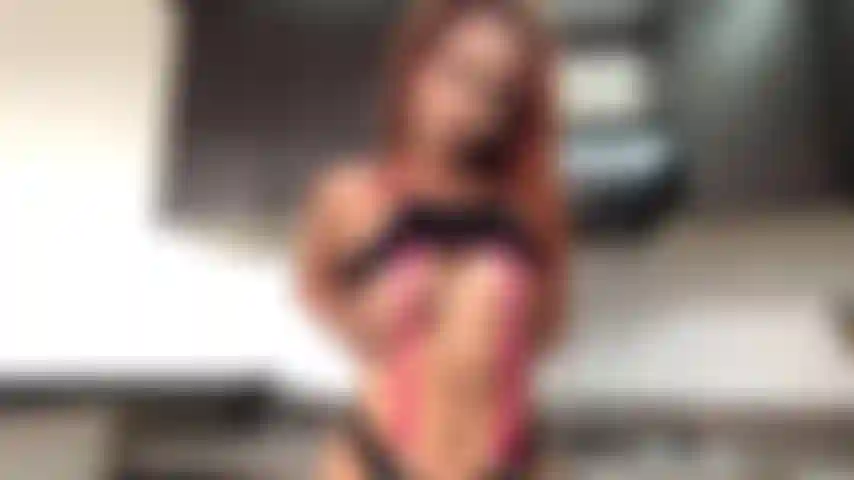 # 204 Primer plano en el coño mojado - lencería negra.