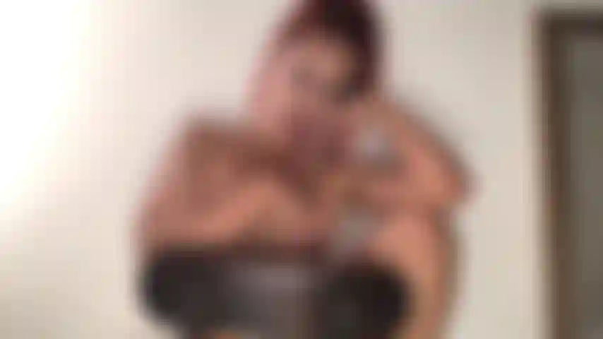 206 Montando mi consolador en la silla.