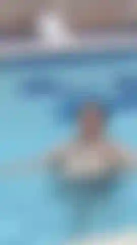 ¿Quieres ver cómo mis pechos rebotan en el agua? Mírame y solo imagina si estuvieras aquí.