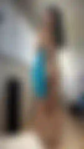 Yo desnuda aplaudiendo con mi culo después de mi ducha, toda húmeda y secándome.