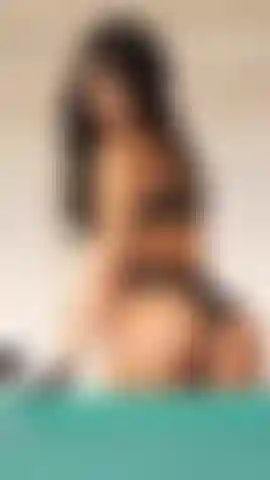 Una noche llena de elegancia, una copa, juegos y besos...